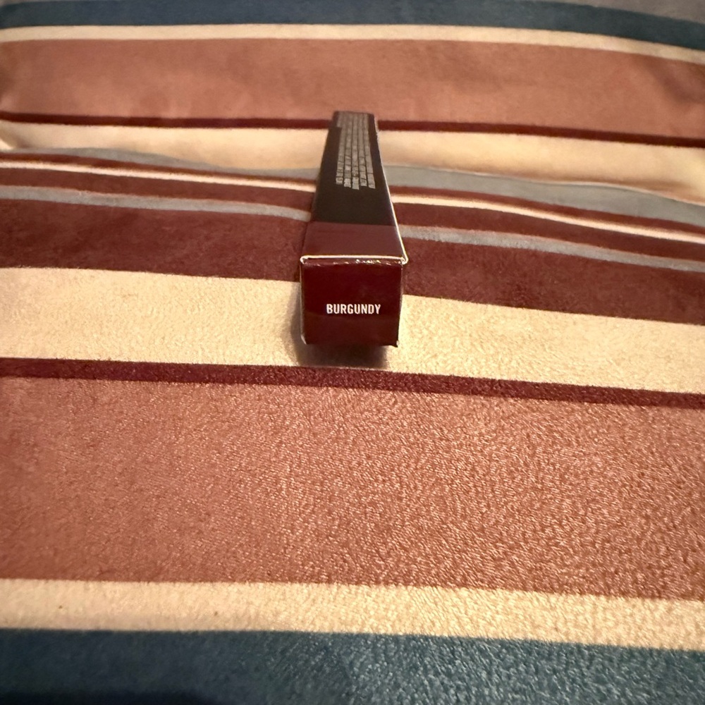 MAC Vibrant Lip Liner Burgundy - Picture 2 of 3